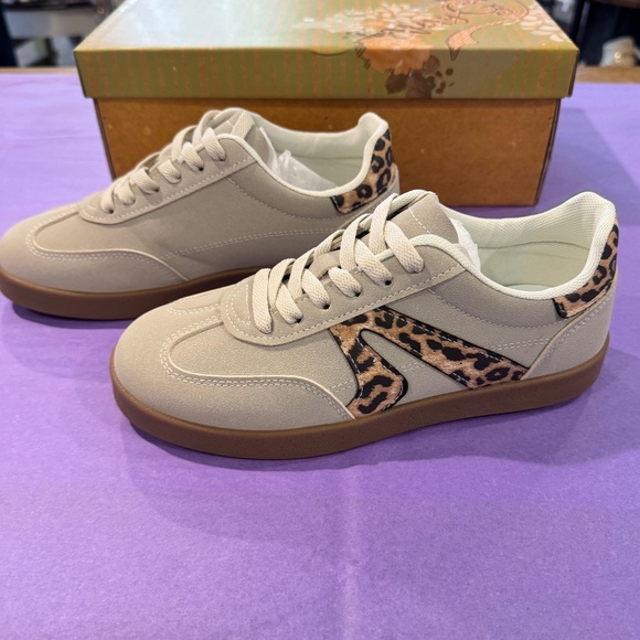 Retro Leopard Sneaker - Picture 2 of 7